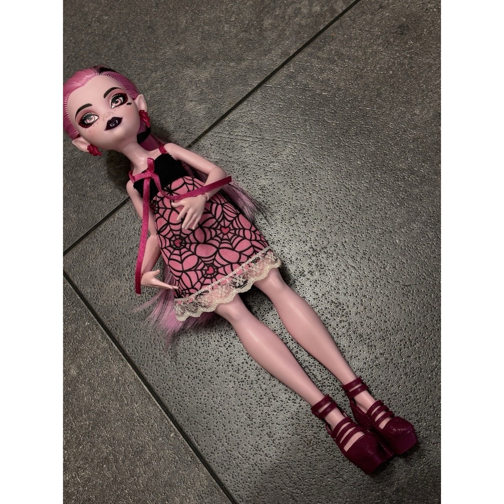 MATTEL Monster High 2024 Buried Secrets W1; Cozy Creepover DRACULAURA Y2K Dress
